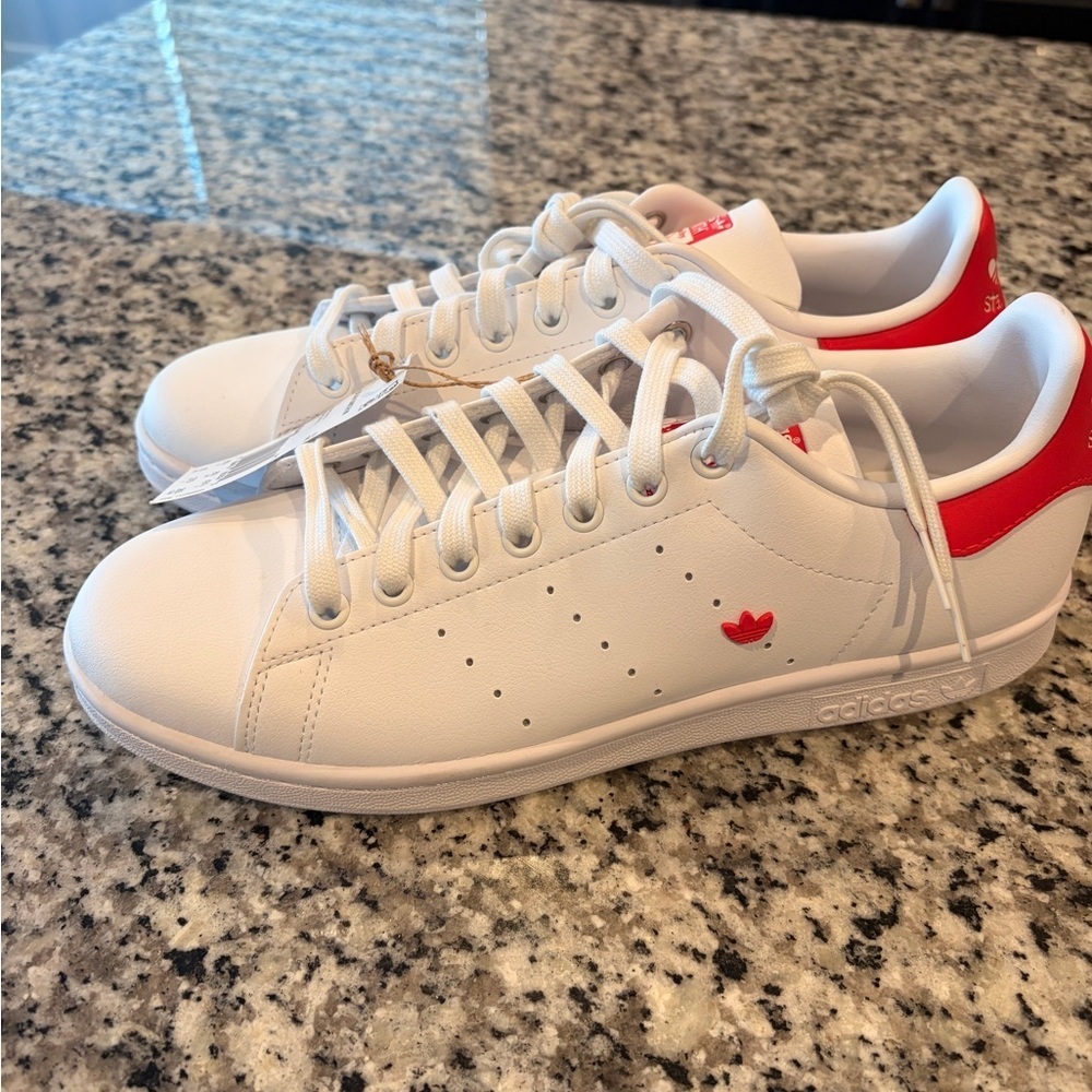 NWT Stan Smith Adidas White and Red Sneakers Size 10 - Picture 1 of 6
